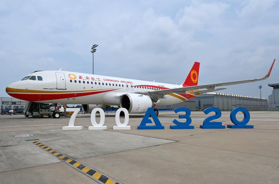 El avión A320neo entregado a Chengdu Airlines, el número 700 de la familia A320, ensamblado en la Línea de Montaje Final de la Familia A320 de Asia del fabricante aeronáutico europeo Airbus en la municipalidad de Tianjin, en el norte de China, el 8 de julio de 2024. (Xinhua/Li Ran)