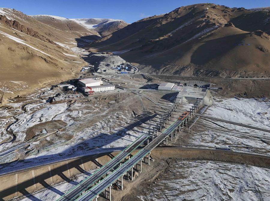 La foto, tomada con un dron el 25 de diciembre de 2024, muestra la salida del túnel Shengli de Tianshan en el distrito de Hejing de la prefectura autónoma mongola de Bayingolin, en la región autónoma uygur de Xinjiang, en el noroeste de China. (Xinhua/Hu Huhu)