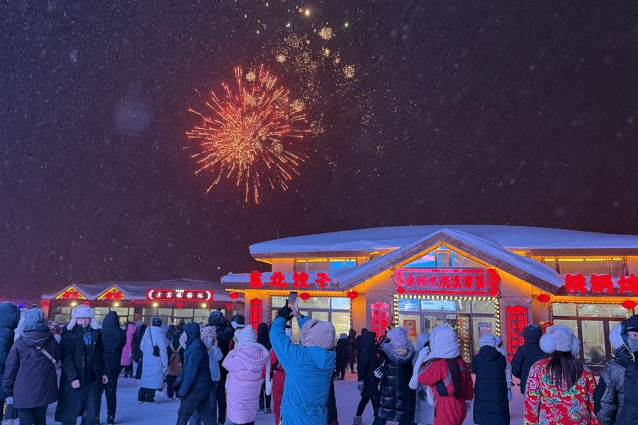 Visitantes disfrutan de un espectáculo de fuegos artificiales en el área escénica de un poblado nevado en Hailin, ciudad de la provincia nororiental china de Heilongjiang, el 28 de diciembre de 2024. (Xinhua/Yang Siqi)