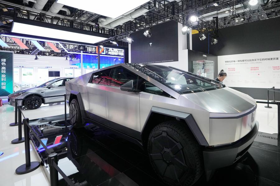 Esta foto, tomada el 11 de septiembre de 2024, muestra el pabellón de Tesla en el Centro Nacional de Convenciones de China, en Beijing, la capital nacional. (Xinhua/Ju Huanzong)