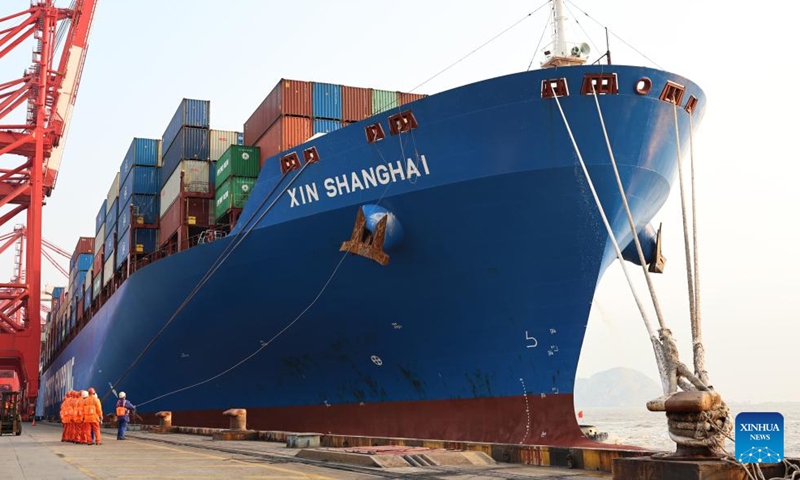 El "Xin Shanghai", un buque operado por China COSCO Shipping Corporation Limited, está atracado en el puerto de Yangshan, en Shanghai, este de China, el 18 de diciembre de 2024. (Xinhua/Fang Zhe)