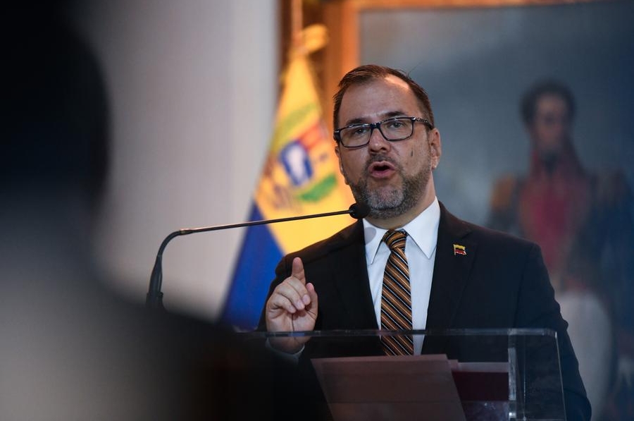 El canciller venezolano, Yván Gil, habla durante una conferencia de prensa en Caracas, Venezuela, el 18 de abril de 2024. (Xinhua/Marcos Salgado)