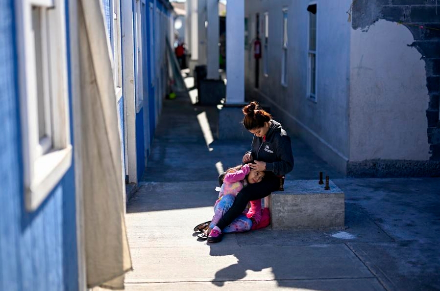 Imagen del 11 de diciembre de 2024 de una mujer migrante arreglando el cabello de una ni?a en un albergue, en la ciudad fronteriza de Reynosa, Tamaulipas, México. (Xinhua/Li Muzi)