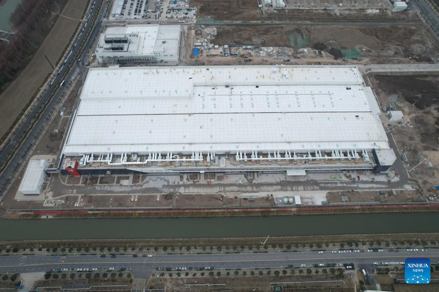 Vista aérea tomada con un dron el 15 de diciembre de 2024 de la megafábrica de Tesla, en Shanghai, en el este de China. La megafábrica en Shanghai del fabricante estadounidense de automóviles Tesla inició la fase de pruebas de su producción, informó el martes Tesla China. (Xinhua)