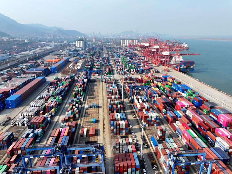 Esta foto aérea muestra una terminal de contenedores en el puerto de Lianyungang, en la provincia oriental china de Jiangsu, el 10 de diciembre de 2024. (Xinhua/Wang Chun)