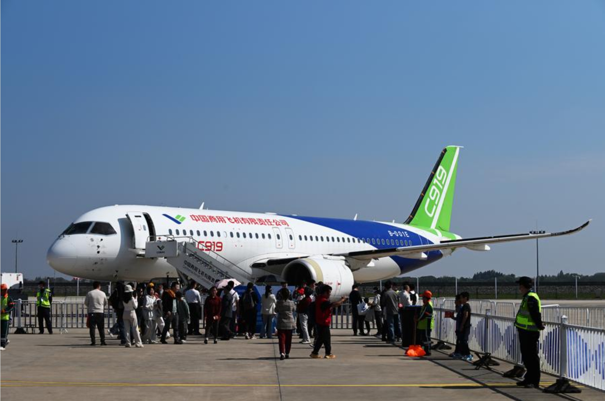 El gran avión de pasajeros C919 de China se exhibe durante el Espectáculo Aéreo de Nanchang, en Nanchang, provincia oriental china de Jiangxi, el 2 de noviembre de 2024. (Xinhua/Sui Shangjun)