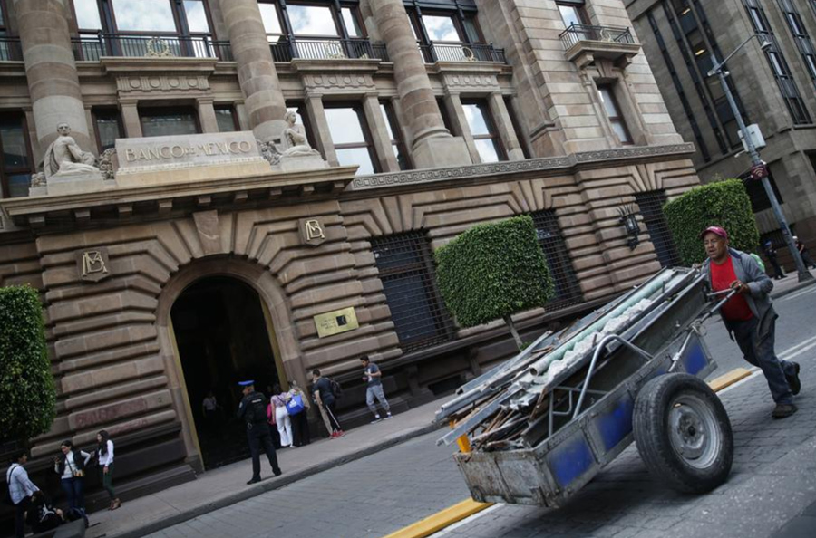 Personas caminan frente a la sede del Banco de México, en la Ciudad de México, capital de México, el 3 de julio de 2024. (Xinhua/Francisco Ca?edo)