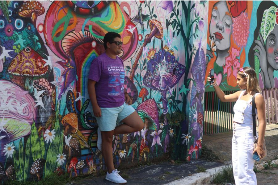 Un turista posa para fotografías en el callejón de Batman, en Sao Paulo, Brasil, el 5 de febrero de 2024. (Xinhua/Rahel Patrasso)