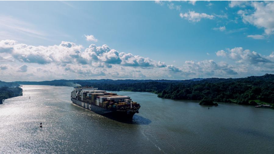 Imagen tomada con un dron del 28 de agosto de 2024 de una embarcación navegando en el Canal de Panamá, cerca de la Ciudad de Panamá, Panamá. (Xinhua/Li Muzi)