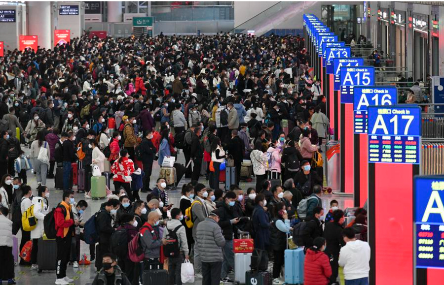 Pasajeros son vistos en la Estación del Ferrocarril del Norte de Shenzhen, en Shenzhen, en la provincia de Guangdong, en el sur de China, el 7 de enero de 2023. (Xinhua/Liang Xu) 