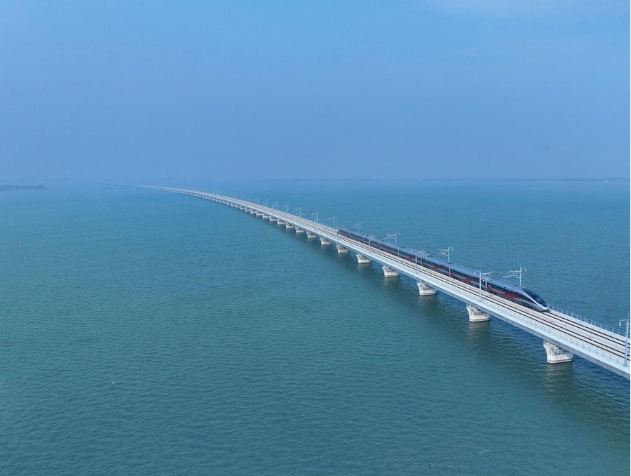 Un tren pasa por la sección del lago Yuandang del ferrocarril de alta velocidad Shanghai-Suzhou-Huzhou, en esta vista aérea del 26 de diciembre de 2024. (Xinhua/Xing Guangli) 