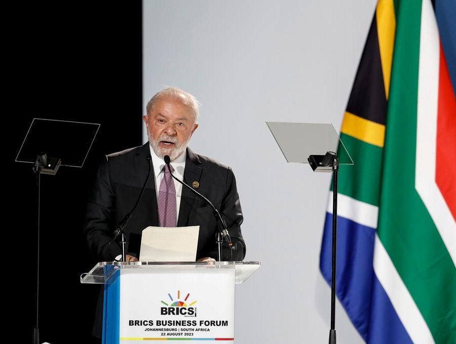 El presidente brasile?o, Luiz Inácio Lula da Silva, habla en la ceremonia de clausura del Foro Empresarial del BRICS, en Johannesburgo, Sudáfrica, el 22 de agosto de 2023. (Xinhua/Li Yahui)