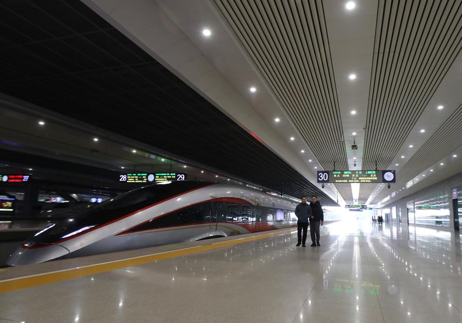 Un tren bala llega a la Estación Ferroviaria Hongqiao de Shanghai, en la ciudad de Shanghai, en el este de China, el 26 de diciembre de 2024. (Xinhua/Fang Zhe)