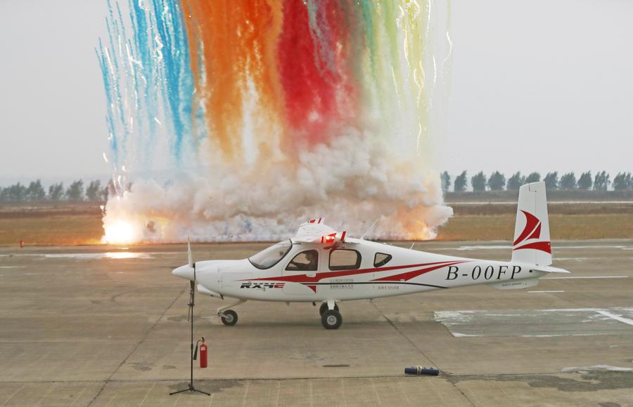 El avión RX4E aterriza después de su vuelo inaugural en Shenyang, capital de la provincia de Liaoning, en el noreste de China, el 28 de octubre de 2019. (Xinhua/Yang Qing).  