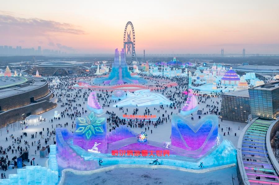 Vista aérea del parque Mundo de Hielo y Nieve de Harbin, la capital de la provincia de Heilongjiang, en el noreste de China, el 21 de diciembre de 2024. (Xinhua/Xie Jianfei)