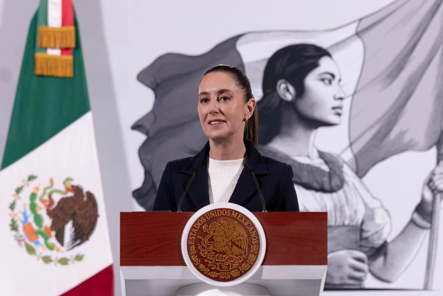 Imagen cedida por la Presidencia de México de la presidenta mexicana, Claudia Sheinbaum, hablando durante su conferencia de prensa matutina, en Palacio Nacional, en la Ciudad de México, capital de México, el 23 de diciembre de 2024. (Xinhua/Presidencia de México) 