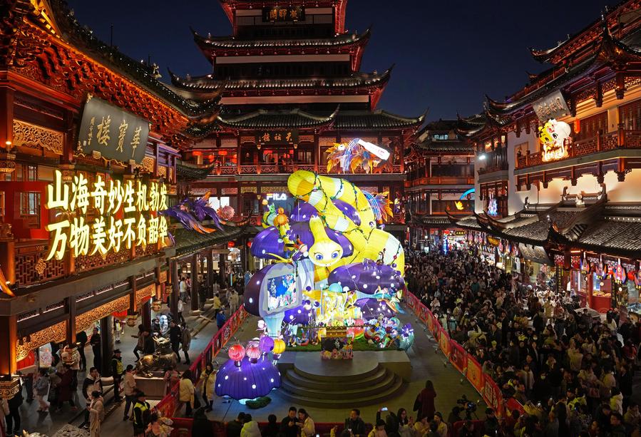 Personas visitan el Festival de las Linternas del jardín Yuyuan en Shanghai, en el este de China, el 1 de enero de 2025. Con el A?o Nuevo lunar chino a la vuelta de la esquina, el jardín Yuyuan ha vuelto a lucir un aspecto festivo con cientos de delicadas linternas encendidas. (Xinhua/Liu Ying)