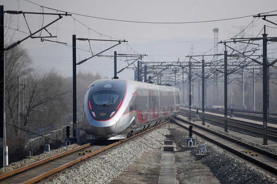 Imagen de un tren de alta velocidad G828 con destino a Hong Kong saliendo de la estación de tren Huashan Norte en la ciudad de Weinan, provincia de Shaanxi, en el noroeste de China, el 5 de enero de 2025. (Xinhua/Li Yibo)