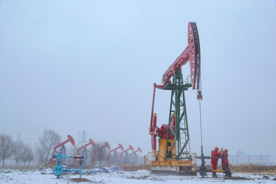 Obreros trabajando en una plataforma petrolífera en un día nevado en el campo petrolífero de Daqing, provincia de Heilongjiang, en el noreste de China, el 25 de noviembre de 2024. (Xinhua/Ma Ke). 