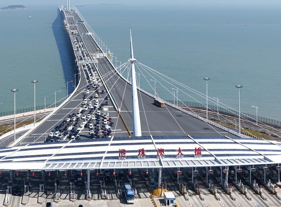 Foto aérea de vehículos en el puente Hong Kong-Zhuhai-Macao, en el sur de China, el 12 de febrero de 2024. (Xinhua)