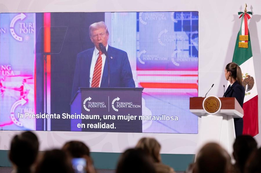 Imagen cedida por la Presidencia de México de la presidenta mexicana, Claudia Sheinbaum (d), participando durante su conferencia de prensa matutina, en Palacio Nacional, en la Ciudad de México, capital de México, el 23 de diciembre de 2024. (Xinhua/Presidencia de México)