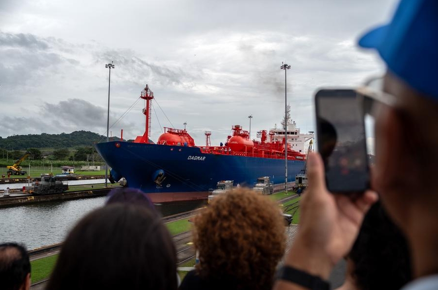 Imagen del 31 de diciembre de 2024 de un barco visto navegando a través de la esclusa de Miraflores del Canal de Panamá hacia el Océano Pacífico, en la Ciudad de Panamá, Panamá. (Xinhua/Li Muzi)