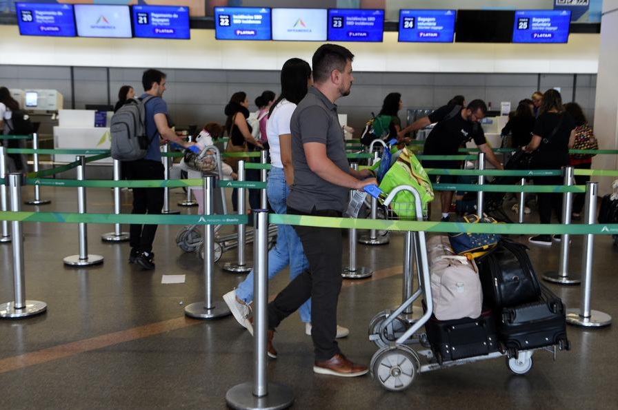 Pasajeros llegan para registrarse en el Aeropuerto Internacional Presidente Juscelino Kubitschek durante el período de vacaciones por el A?o Nuevo, en Brasilia, Brasil, el 30 de diciembre de 2024. (Xinhua/Lucio Tavora) 