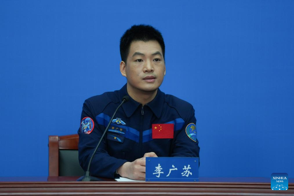 Astronautas de Shenzhou-18 se reúnen con la prensa tras regresar del espacio