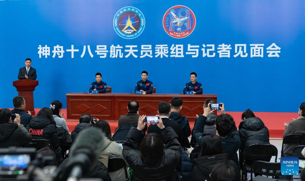 Los astronautas Ye Guangfu (2-d), Li Cong (d) y Li Guangsu (3-d) de la misión tripulada china Shenzhou-18 se reúnen con la prensa, en Beijing, capital de China, el 8 de enero de 2025. Los tres astronautas de la misión tripulada china Shenzhou-18 se reunieron el miércoles con la prensa, en su primera aparición pública desde que regresaron del espacio, hace dos meses. (Xinhua/Li Minggang)