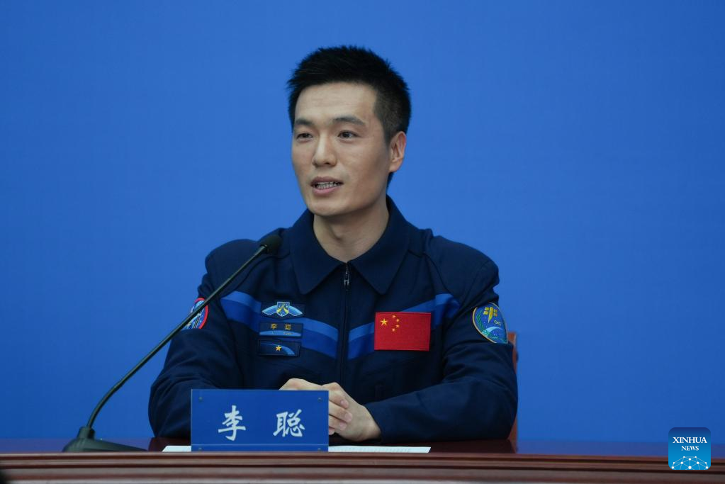 Astronautas de Shenzhou-18 se reúnen con la prensa tras regresar del espacio