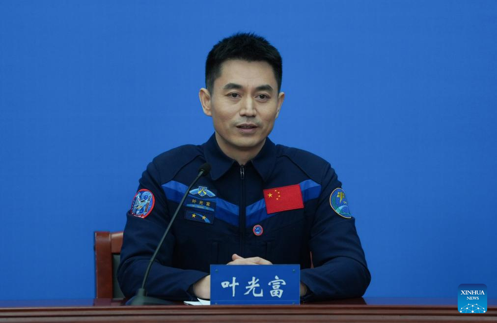 Astronautas de Shenzhou-18 se reúnen con la prensa tras regresar del espacio