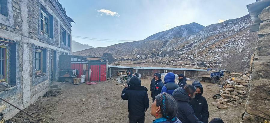 Oficiales de la policía local revisan un área afectada por el terremoto, en la aldea Qutang de Dingri, en Xigaze, en la región autónoma de Xizang, en el suroeste de China, el 7 de enero de 2025. (Xinhua) 