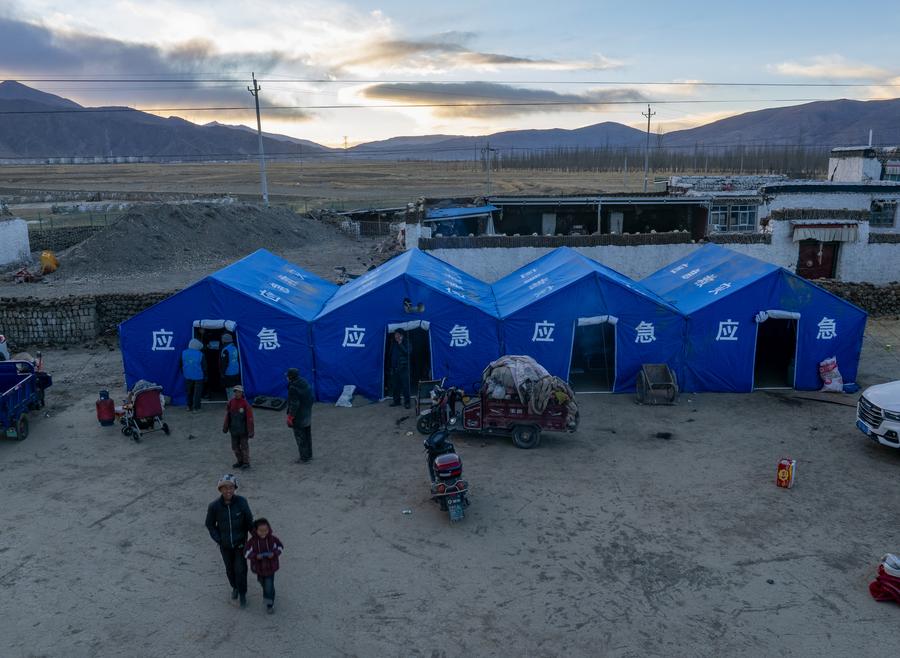 Vista aérea tomada con un dron de tiendas de campa?a para los residentes afectados por el terremoto vistas en el distrito de Lhaze de Xigaze, en la región autónoma de Xizang, en el suroeste de China, el 7 de enero de 2025. (Xinhua/Jiang Fan) 