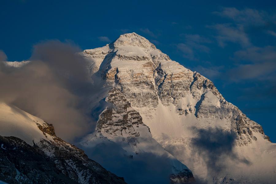 Vista del monte Qomolangma al atardecer, en la región autónoma de Xizang, en el suroeste de China, el 21 de mayo de 2024. (Xinhua/Sun Fei)