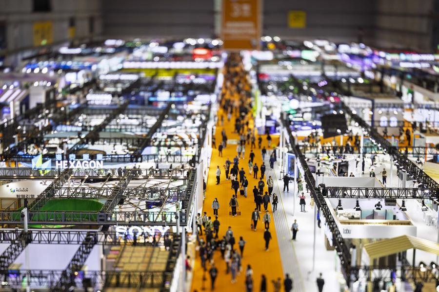 Imagen tomada con un lente tilt-shift el 9 de noviembre de 2024 de personas visitando el área de exposición de Industria Inteligente y Tecnología de la Información durante la VII Exposición Internacional de Importaciones de China (CIIE, por sus siglas en inglés), en Shanghai, en el este de China. (Xinhua/Wang Xiang) 