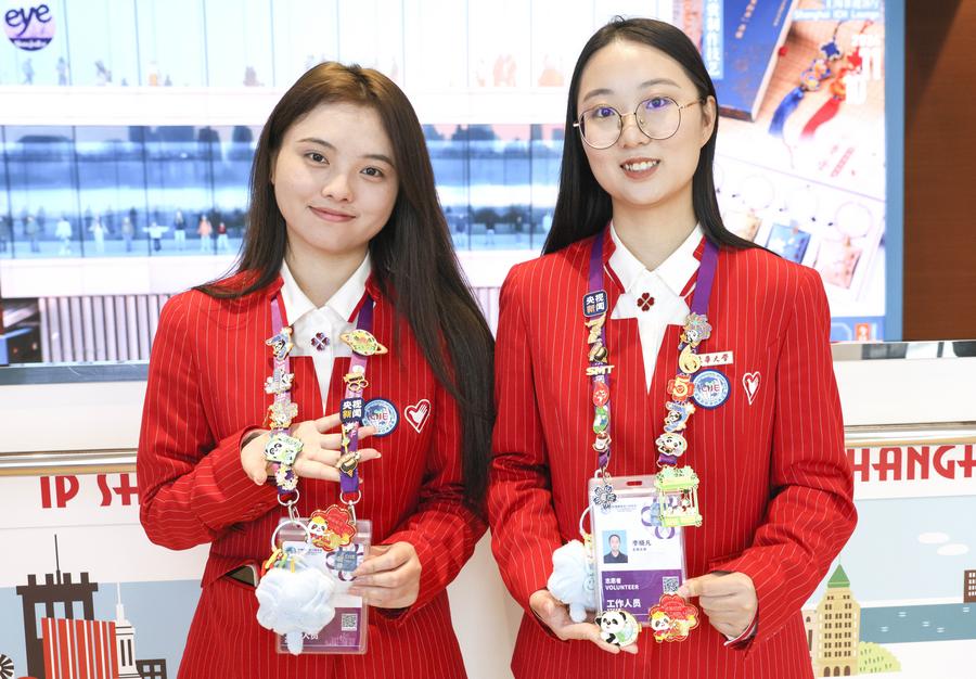 Voluntarias exhiben su colección de insignias en la VII Exposición Internacional de Importaciones de China (CIIE, por sus siglas en inglés), en Shanghai, en el este de China, el 10 de noviembre de 2024. (Xinhua/Yin Gang) 