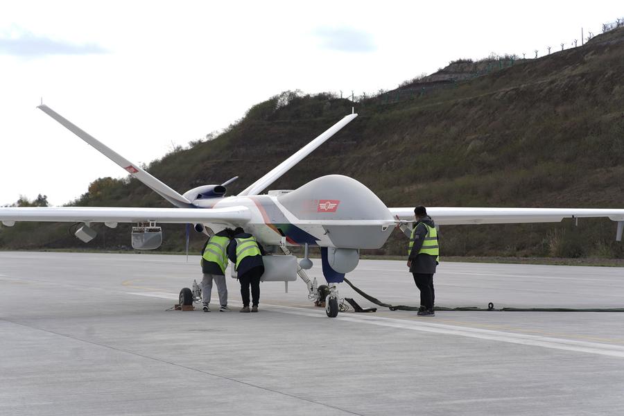 Un vehículo aéreo no tripulado civil de grandes dimensiones, modelo Wing Loong-2, es examinado antes de despegar desde un aeropuerto en la ciudad de Zigong, en la provincia suroccidental china de Sichuan, el 18 de marzo de 2024. (Corporación de la Industria de la Aviación de China/Xinhua)