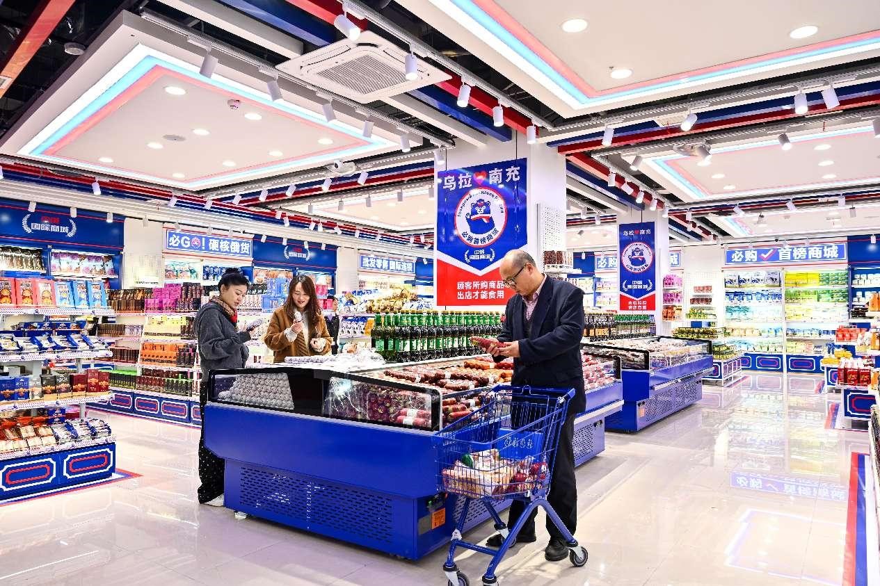 Los ciudadanos compran en una tienda que vende productos importados de Rusia en el distrito de Gaoping, Nanchong, provincia de Sichuan, suroeste de China. (Foto de Yang Bo/Diario del Pueblo digital)