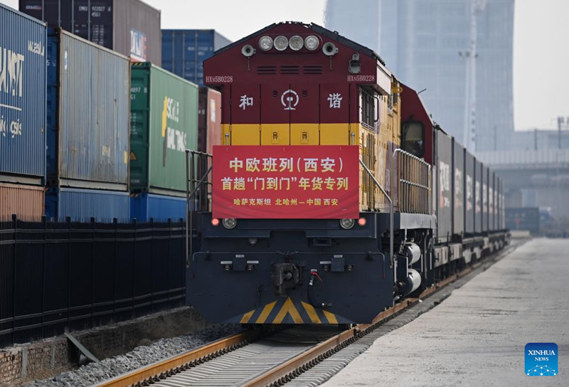 XI'AN, 10 enero, 2025 (Xinhua) -- Un tren de carga China-Europa llega al Puerto Internacional Chanba de Xi'an, en Xi'an, en la provincia de Shaanxi, en el noroeste de China, el 10 de enero de 2025. Un tren de carga China-Europa cargado con 1.300 toneladas de productos de harina de Kazajistán llegó aquí el viernes, lo que marca el primer tren de carga entrante China-Europa transportando mercancías para el Festival de Primavera a Xi'an. (Xinhua/Li Yibo)