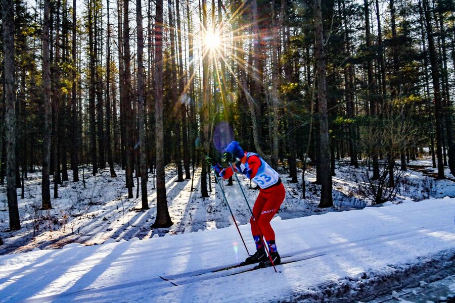 Un atleta participa en la carrera de esquí de fondo en el Festival Internacional de Esquí Vasaloppet Jingyuetan de Changchun, capital de la provincia de Jilin, en el noreste de China, el 4 de enero de 2025. (Xinhua/Yan Linyun)