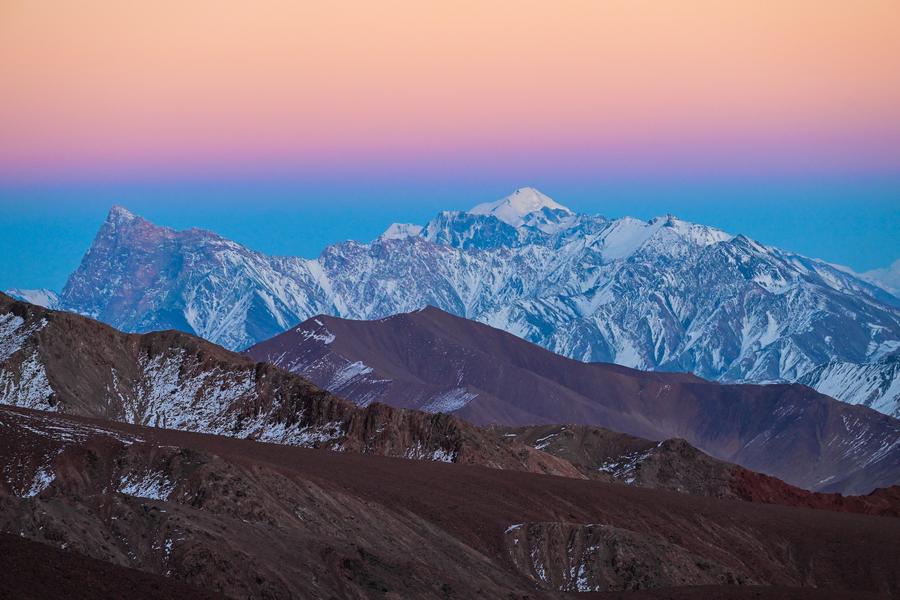 La foto, tomada el 20 de octubre de 2024, muestra las monta?as Kunlun en el distrito de Akto, prefectura autónoma kirguís de Kizilsu, en la región autónoma uygur de Xinjiang, en el noroeste de China. (Xinhua/Ding Lei)