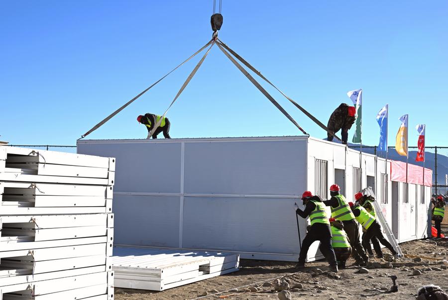 Trabajadores construyen viviendas móviles, en el poblado de Quxar del distrito de Lnaze, en Xigaze, en la región autónoma de Xizang, en el suroeste de China, el 10 de enero de 2025. (Xinhua/Li Xiang) 