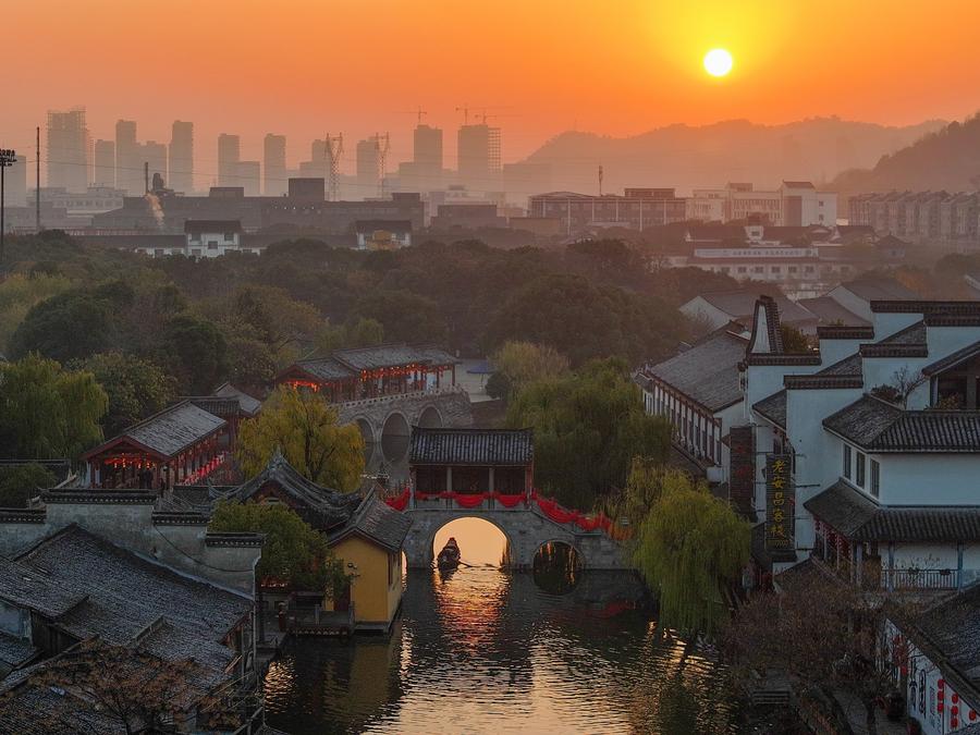 Vista aérea tomada con un dron del paisaje del amanecer, en el poblado antiguo de Anchang, en la ciudad de Shaoxing, en la provincia de Zhejiang, en el este de China, el 1 de enero de 2025. (Xinhua/Gao Piaoran) 