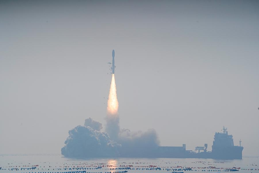 Un cohete Smart Dragon-3 transportando el grupo de satélites CentiSpace 01 despega desde el mar, cerca de la ciudad de Haiyang, provincia de Shandong, en el este de China, el 13 de enero de 2025. (Xinhua/Xu Yajing)