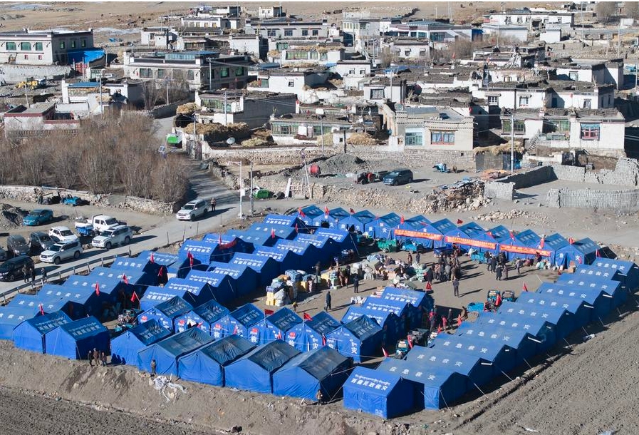 La foto aérea, tomada con un dron el 11 de enero de 2025, muestra un sitio de reubicación temporal en la aldea de Pucun del distrito de Sagya, ubicado en la ciudad de Xigaze, en la región autónoma de Xizang, en el suroeste de China. (Xinhua/Li Xiang)