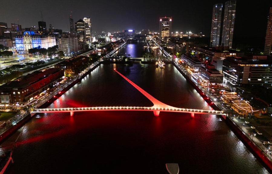 Imagen tomada con un dron el 9 de febrero de 2024 del Puente de la Mujer iluminado de rojo con motivo de las celebraciones del A?o Nuevo Lunar chino, en la ciudad de Buenos Aires, capital de Argentina. (Xinhua/Ezequiel Putruele)