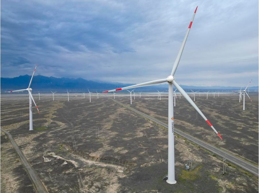 La foto aérea, tomada el 3 de agosto de 2023, muestra un parque eólico en Dabancheng, también conocido como "Valle del Viento de China", en la región autónoma uygur de Xinjiang, en el noroeste de China. (Xinhua/Hao Zhao)