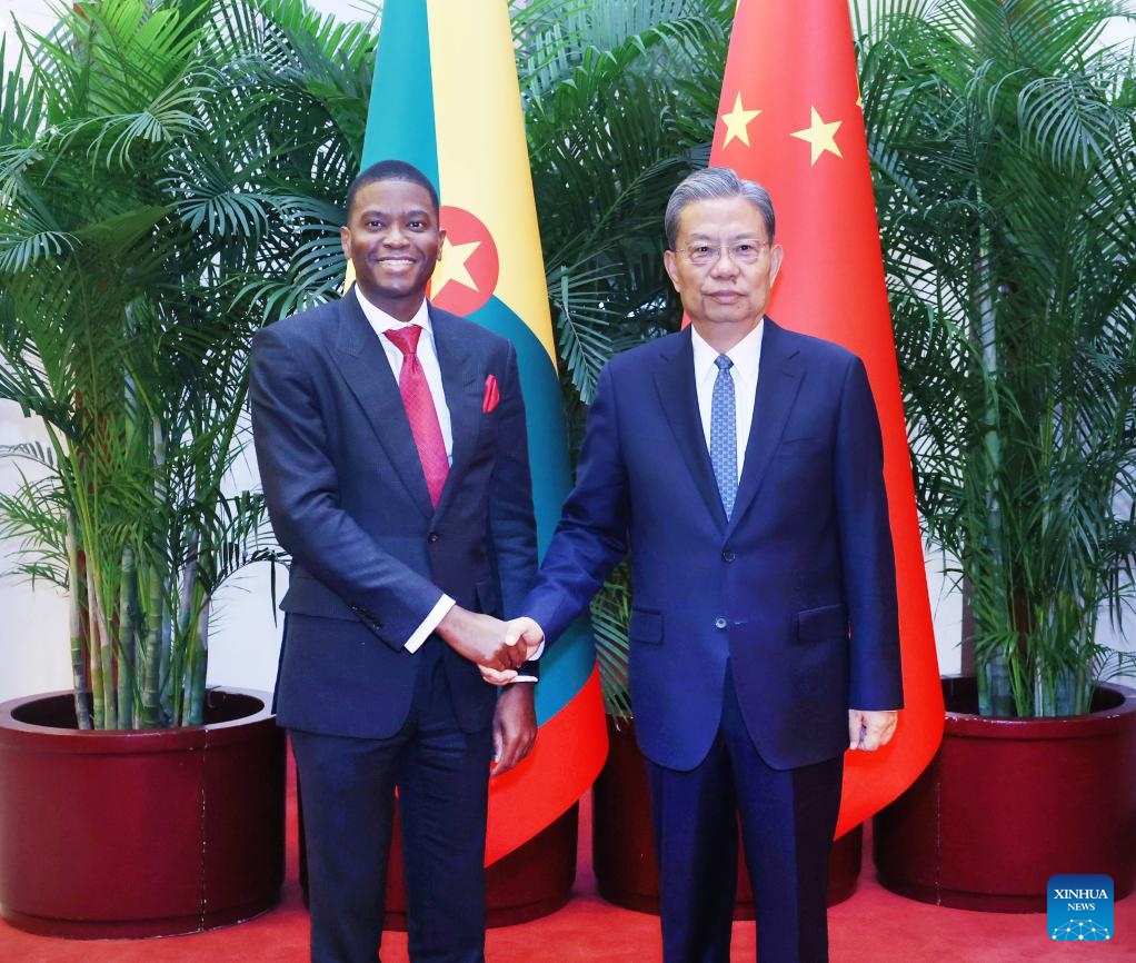 Zhao Leji, presidente del Comité Permanente de la Asamblea Popular Nacional, se reúne con el primer ministro de Granada, Dickon Mitchell, en Beijing, capital de China, el 13 de enero de 2025. (Xinhua/Liu Weibing)