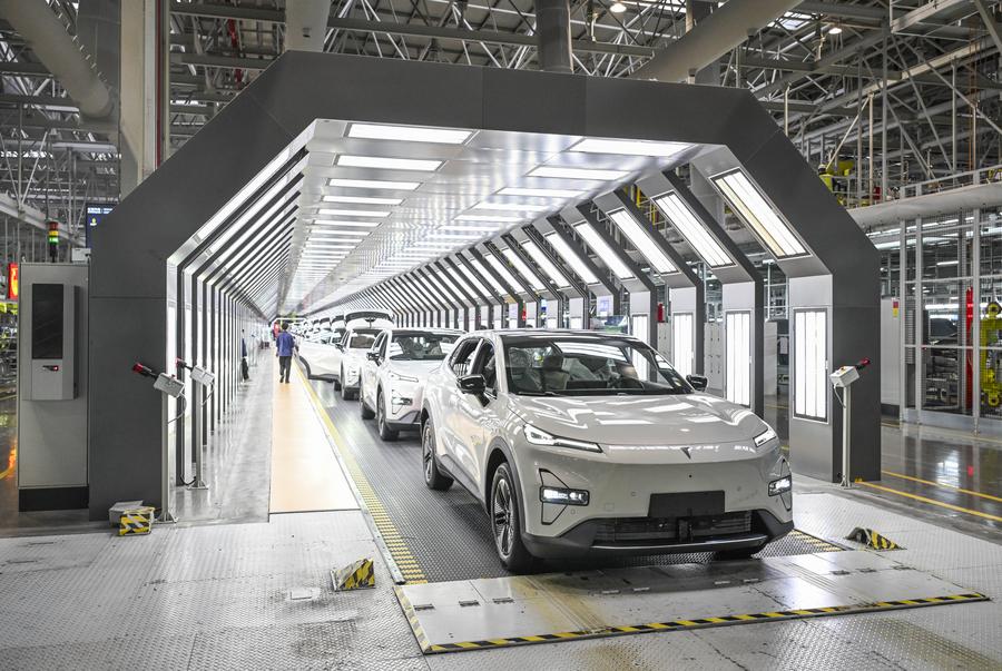 Imagen del 9 de enero de 2025 de vehículos de nueva energía vistos en una fábrica inteligente de Changan Auto, en Chongqing, en el suroeste de China. (Xinhua/Wang Quanchao)