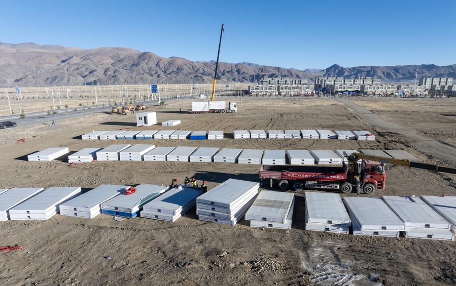 Vista aérea tomada con un dron el 10 de enero de 2025 de trabajadores construyendo viviendas móviles, en el poblado de Quxar del distrito de Lnaze, en Xigaze, en la región autónoma de Xizang, en el suroeste de China. (Xinhua/Jiang Fan)